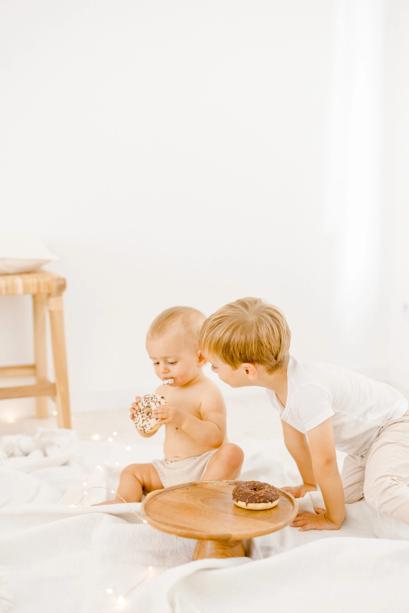 enfant jouer vaisselle beige marron